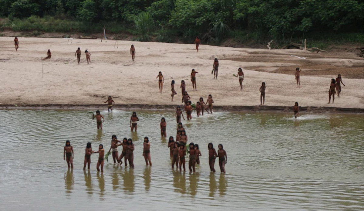 Mặc dù muốn biệt lập, nhưng lịch sử của Mashco Piro được đánh dấu bằng những hậu quả tàn khốc của sự tiếp xúc. Vào cuối thế kỷ 19, lãnh thổ của họ đã bị các ông trùm cao su thuộc địa xâm lược, đất đai bị đánh cắp, các thành viên của bộ tộc phải chịu cảnh nô lệ, tấn công và giết người. Ảnh: @Arunachal Observer.