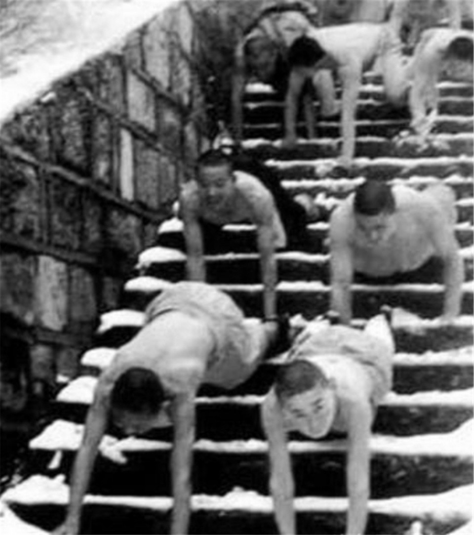 Các vị sư đang luyện tập đi cầu thang bằng tay trong thời tiết giá lạnh. Ảnh: sina.com.cn.