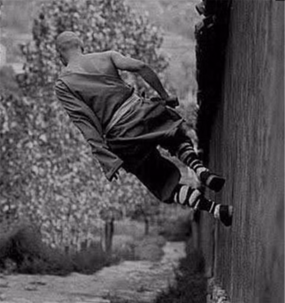 Một cao tăng đang tập luyên công phu đi trên tường. Ảnh: sina.com.cn. 