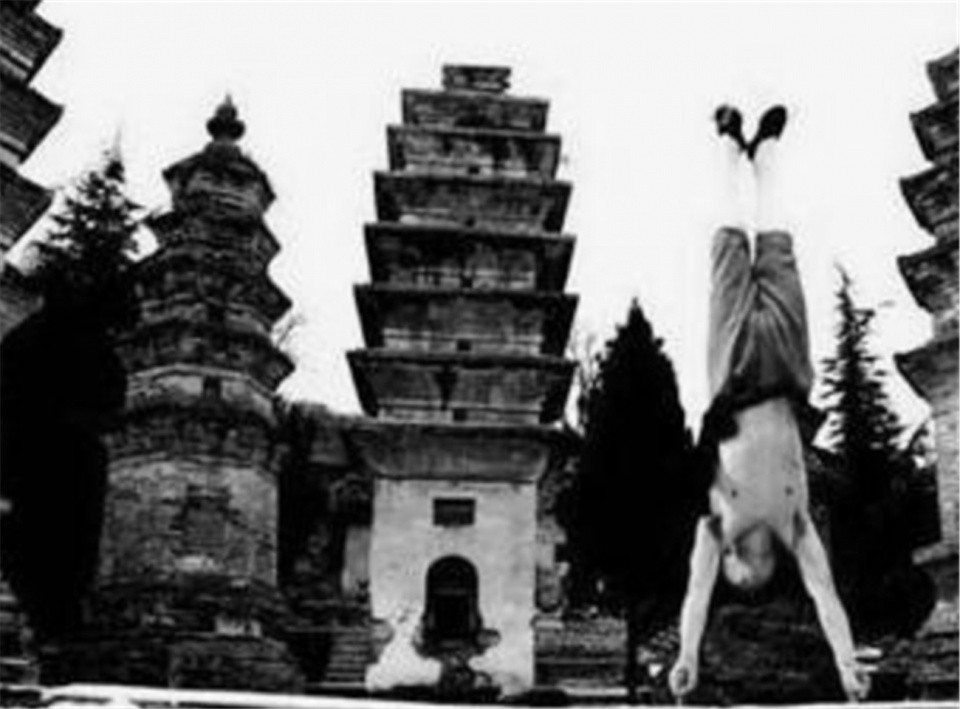 Một vị sư Thiếu Lâm Tự dùng hai ngón tay để nâng cơ thể, công phu mà không phải ai cũng làm được. Ảnh: sina.com.cn.