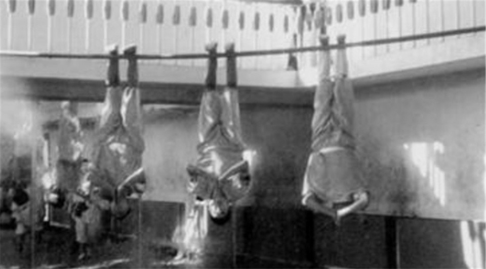 Các vị sư đang treo ngược mình, đây chính là “Đảo Quái Kim Câu” trong truyền thuyết. Ảnh: sina.com.cn. 