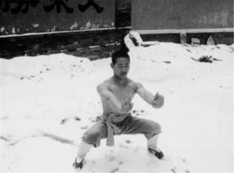 Một võ sư Thiếu Lâm đang luyện tập trong tuyết lạnh. Ảnh: sina.com.cn.