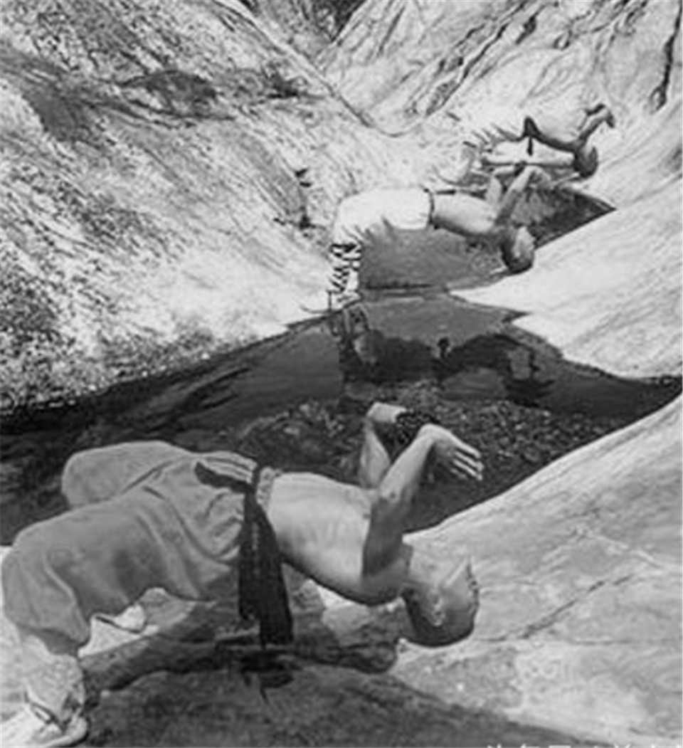 Các vị sư Thiếu Lâm đang tập luyện bên bờ suối. Ảnh: sina.com.cn. 