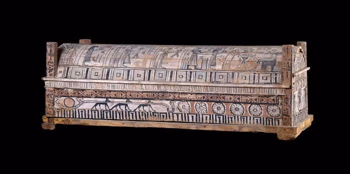 Sheikh Abd el-Qurna là một nghĩa trang nằm ở Thebes (ngày nay là Luxor), Ai Cập. Vì đây là một nghĩa trang, nên có một số ngôi mộ nằm trong khu vực này khắc những dòng chữ tượng hình kỳ lạ, nhằm cảnh báo những kẻ đào mộ tránh xa. Ảnh: @National Museums Scotland Blog.