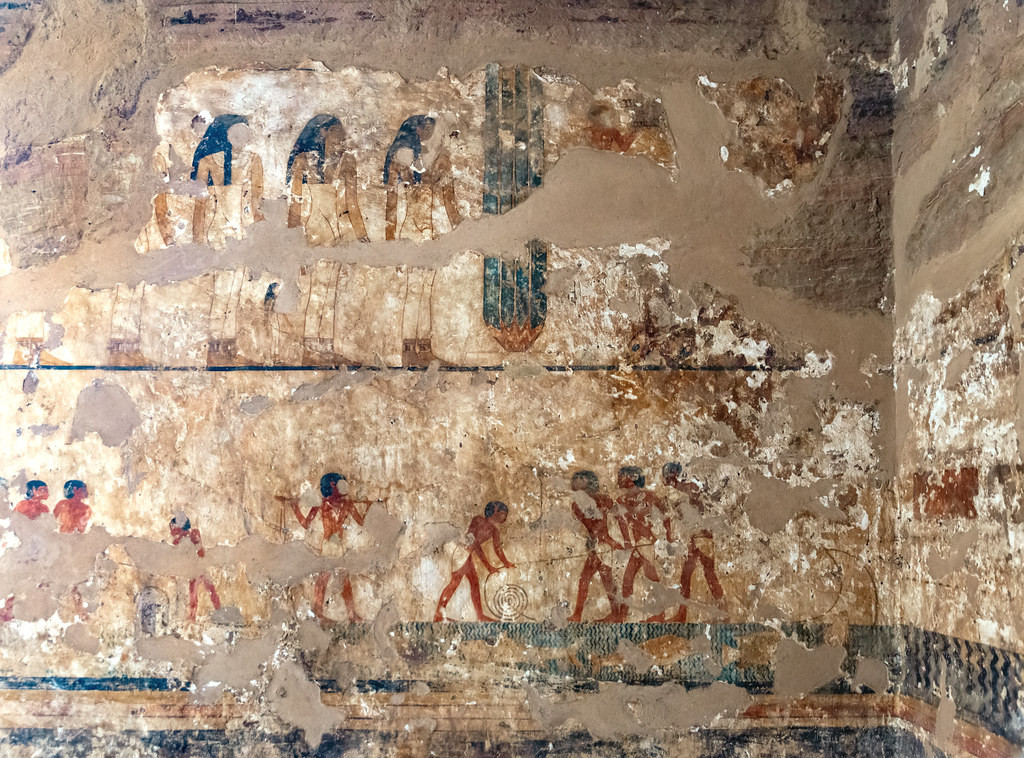 Dòng chữ tiếp tục truyền tải thông điệp: “Ngôi nhà của hắn sẽ không tồn tại ở Nubia, ngôi mộ của hắn sẽ không tồn tại trong nghĩa trang, thịt của hắn sẽ thuộc về lửa, con cái của hắn sẽ thuộc về lửa, xác chết của hắn sẽ không ở dưới đất, ta sẽ chống lại hắn như một con cá sấu trên mặt nước, như một con rắn trên mặt đất, và như một kẻ thù trong nghĩa trang”. Ảnh: @Flickr.