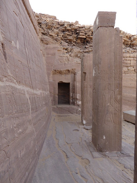 Ankhtifi không phải là nomarch duy nhất để lại dòng chữ khắc tượng hình rùng rợn trên lăng mộ của mình. Một nomarch khác tên là Sarenput I trong triều đại thứ 12, cũng đã để lại một dòng chữ khắc tượng hình trong lăng mộ của mình. Ảnh: @Flickr.