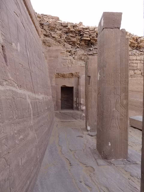 Ankhtifi không phải là nomarch duy nhất để lại dòng chữ khắc tượng hình rùng rợn trên lăng mộ của mình. Một nomarch khác tên là Sarenput I trong triều đại thứ 12, cũng đã để lại một dòng chữ khắc tượng hình trong lăng mộ của mình. Ảnh: @Flickr.