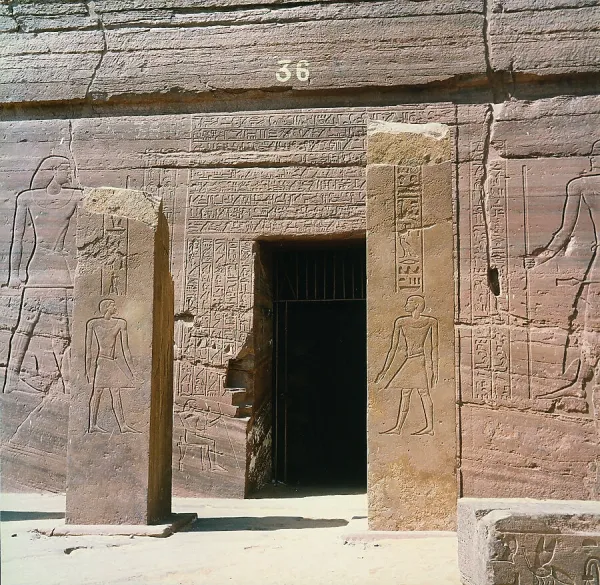 Tấm bia khắc chữ tượng hình ghi rằng, bất kỳ ai lấy cổ vật, lễ vật từ bức tượng trong lăng mộ sẽ gặp phải số phận bi thảm: "Cánh tay kẻ trộm sẽ bị chặt đứt, cổ hắn sẽ bị vặn vẹo như cổ chim, chức vụ của hắn sẽ không tồn tại, địa vị của con trai hắn sẽ không tồn tại…”. Ảnh: @Flickr.