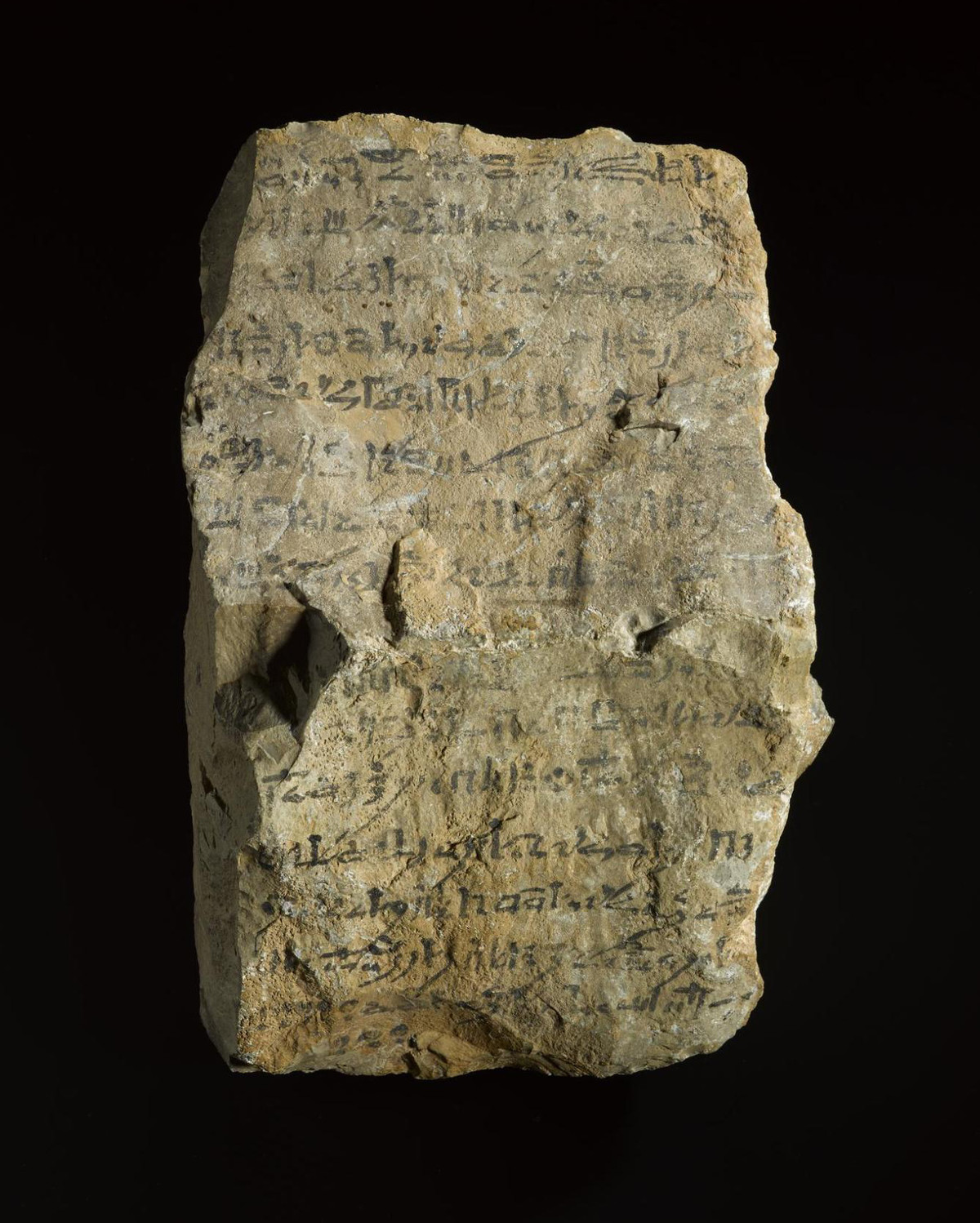 Dòng chữ khắc kỳ lạ này được viết bằng chữ Hieratic, về cơ bản nó cảnh báo mọi người rằng, nếu người nào lấy đi ngay các hòn đá khỏi ngôi mộ, họ sẽ phải đối mặt với cơn thịnh nộ của các vị thần và người đã khuất. Ảnh: @National Museums Scotland Blog.