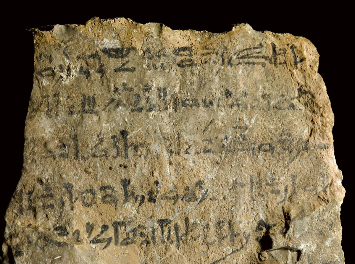 Một tấm bia đá đặc biệt của Sheikh Abd el-Qurna hiện đang được lưu giữ tại Bảo tàng Quốc gia Scotland có dòng chữ: “Hãy cẩn thận đừng lấy một viên đá nào từ mộ bên trong nghĩa trang này ra bên ngoài. Nếu lấy chúng đi, các vị thần kể từ thời Pre sẽ càng mạnh mẽ hơn”. Ảnh: @National Museums Scotland Blog.