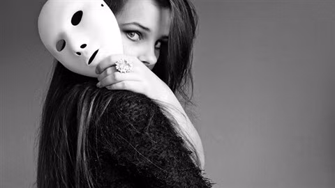  Tuổi Mão: Người tuổi Mão có tính cánh ôn hòa, hòa đồng, thường không muốn gây chuyện với người khác, nhưng năm nay lại là một năm đầy sóng gió vì họ rất dễ bị người khác đố kỵ, hiềm khích. Ảnh: phongthuymizu.net. 