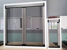 Biện pháp đơn giản nhất để phòng muỗi bay vào nhà là sử dụng khung mắt lưới với cỡ mắt lưới 1- 2 x 1-2mm để ngăn cản muỗi từ ngoài bay vào nhà. Khi trong nhà có muỗi thì dùng vợt diệt muỗi để xử lý. Đây là cách đơn giản, ít tốn kém và dễ thực hiện.