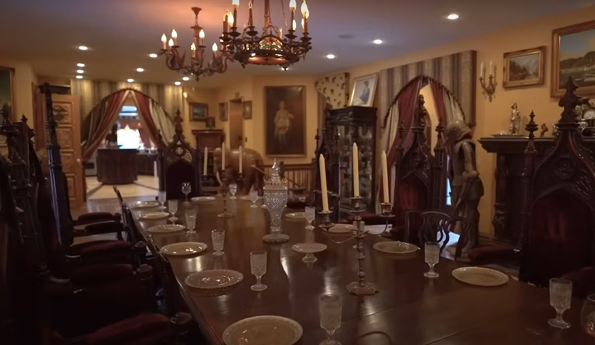 Việc xây dựng bắt đầu vào năm 2003 trên một lô đất gần Woodstock, Connecticut, và đến năm 2010, về cơ bản là đã hoàn thành công trình. Ảnh: @chrismarkcastle. 