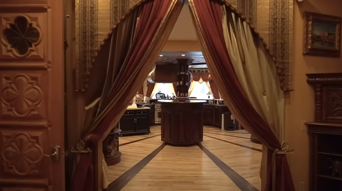 Lâu đài chứa đầy đồ cổ và để tạo điểm nhấn cá nhân, có những tác phẩm điêu khắc mô tả khuôn mặt của con gái ông với miệng há to, nơi nước đổ vào khi trời mưa. Ảnh: @Michael Ferraro.