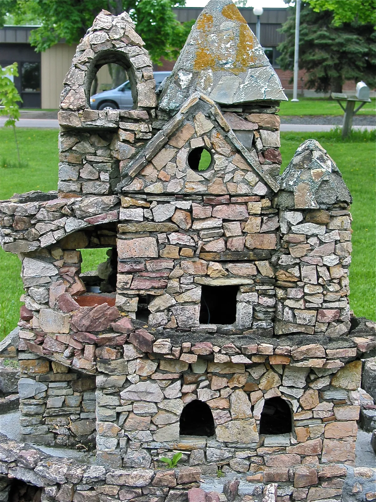 Barber mất năm 1966, một số công trình sáng tạo của ông đã bị tháo dỡ, nhưng một số vẫn có thể được phát hiện xung quanh hòn đảo. Ảnh: @atlasobscura.