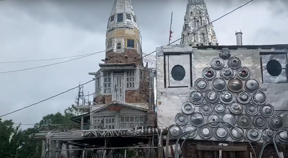 Lâu đài bao gồm các cấu trúc chính: hai tòa tháp đặc biệt được gọi là “vua” và “nữ hoàng”, trong khi các tòa nhà khác được gọi là “cung điện” và “quân lính”. Ảnh: @kiaralinda kiaralinda.