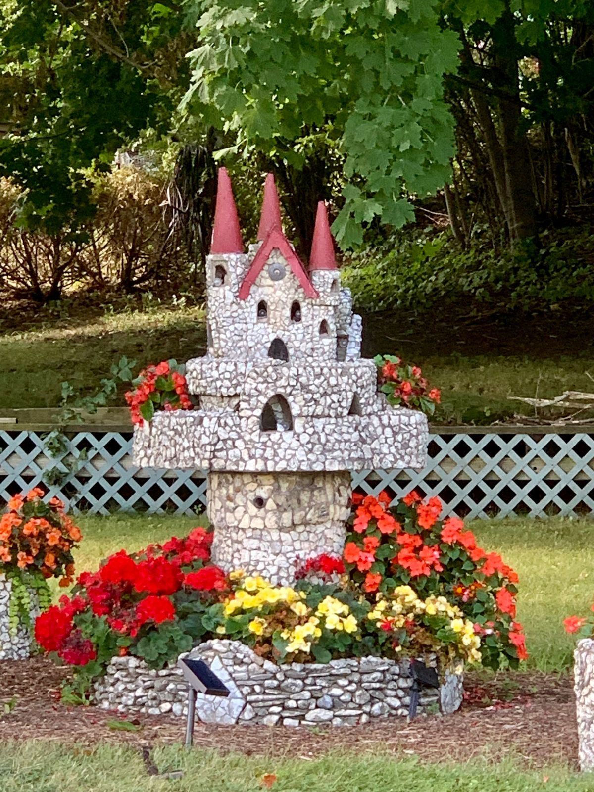 Một số công trình lâu đài mini này còn được thiết kế sáng điện và gắn hệ thống nước máy. Ảnh: @atlasobscura.