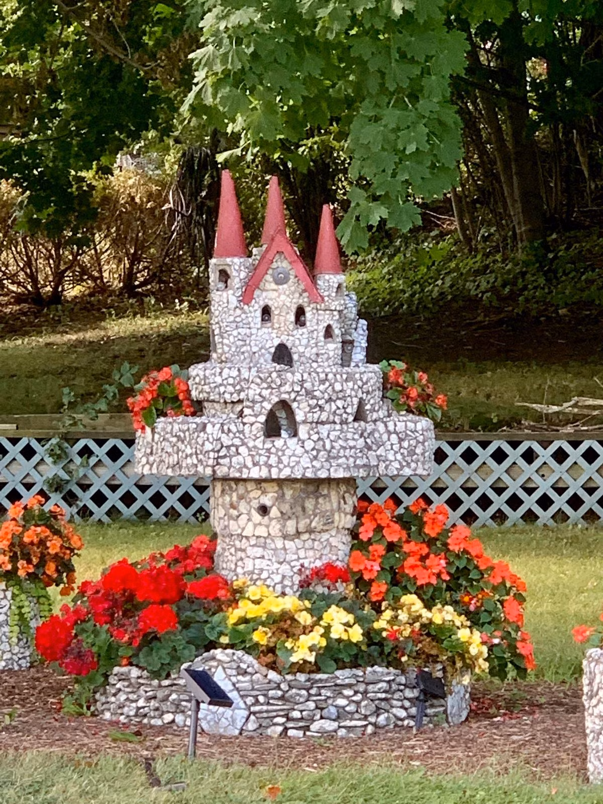 Một số công trình lâu đài mini này còn được thiết kế sáng điện và gắn hệ thống nước máy. Ảnh: @atlasobscura.