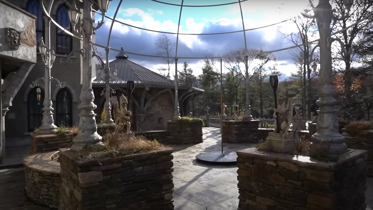 Lâu đài được trang trí bằng các tòa tháp và tháp pháo, có thể tiếp cận bằng hai cây cầu đá bắc qua hào nước. Đỉnh cao nhất của lâu đài được phủ bằng một mái vòm kính nhìn ra ao nước khổng lồ trong khuôn viên. Ảnh: @Michael Ferraro.