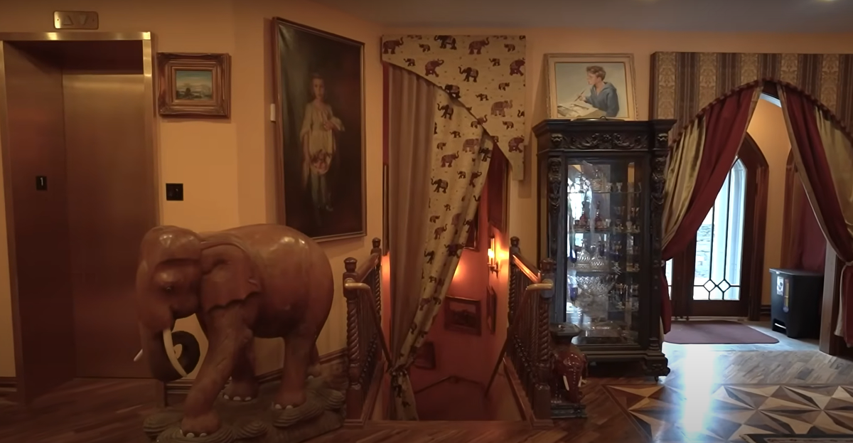 Con gái của Mark, Christina, điều hành các tài khoản truyền thông xã hội của lâu đài, cô ấy hay mặc váy công chúa và đội vương miện khi chụp ảnh bên kiến trúc. Ảnh: @Michael Ferraro.