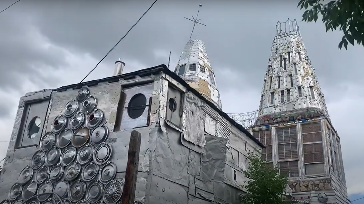 Cấu trúc chính của lâu đài được làm bằng đá, sau đó được phủ bằng kim loại phế liệu. Lon bia chiếm phần lớn mặt tiền, nhưng Dominic “Cano” Espinosa cũng sử dụng các vật liệu như mâm xe và lưới tản nhiệt để dựng nên cấu trúc. Ảnh: @kiaralinda kiaralinda.