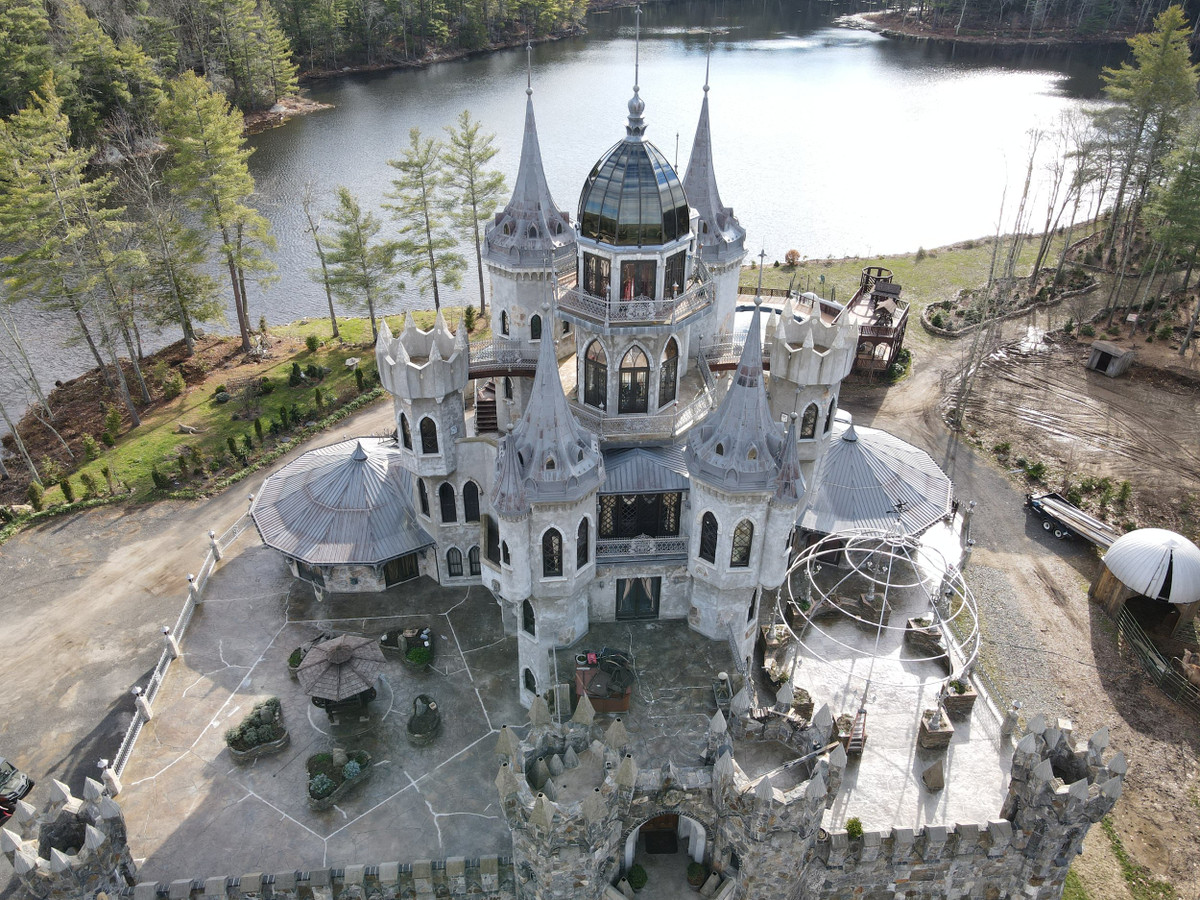 Chris Mark được hai cô con gái nhỏ của mình hỏi rằng: "Bố ơi, sao bố không xây cho chúng con một lâu đài?" Vì đủ tiền để làm điều này, cho nên anh bắt đầu xây cho các cô con gái nhỏ của mình một lâu đài của riêng chúng. Ảnh: @chrismarkcastle. 