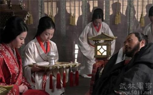 Trùng hợp đúng lúc đó, Tào Tháo tránh họa để cáo bệnh từ quan, trốn tránh tại nhà ở Tiếu Địa. Tào Tháo 25 tuổi gặp được Hạ Thị tài năng xuất chúng 23 tuổi, đã lập tức cưới bà làm vợ thứ ba. Sau này, Tào Tháo khởi nghĩa, Hạ Thị trở thành người phụ nữ đồng cam cộng khổ với ông ta. Mùa đông năm Trung Bình thứ tư (năm 187 công nguyên), Hạ phu nhân sinh hạ Tào Phi, cũng chính là Ngụy Văn Đế sau này. Ảnh: Tạo hình của Tào Tháo và Hạ phu nhân trên phim, nguồn: image.baidu.com. 