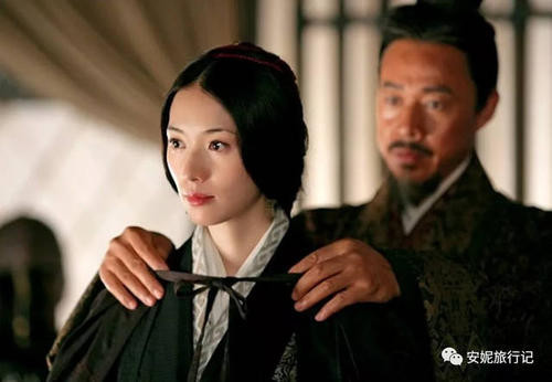 Sau khi Tào Tháo trở thành Ngụy Vương, vấn đề tranh chấp ai là người kế vị giữa các con trai đương nhiên sẽ xảy ra. Trong suốt thời gian đó, Hạ phu nhân vẫn giữ thái độ im lặng, không phát ngôn tùy tiện. Sau khi Tào Tháo lập Tào Phi là người kế vị, liền vộ vã đi báo tin mừng cho Hạ phu nhân. Hạ phu nhân biết tin chỉ bình tĩnh nói: “Tào Phi là con trai trưởng, thiếp là mẹ đẻ, có thể không phạm phải sai lầm trong việc dạy con thì đã cảm thấy mãn nguyện rồi, mẹ con thiếp không có công lao gì to lớn, sao xứng đáng được trọng thưởng?”. Ảnh: Hình tượng Tào Tháo và Hạ phu nhân trên phim ảnh, nguồn: image.baidu.com.