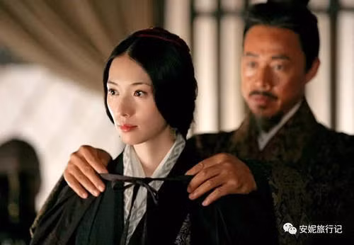 Sau khi Tào Tháo trở thành Ngụy Vương, vấn đề tranh chấp ai là người kế vị giữa các con trai đương nhiên sẽ xảy ra. Trong suốt thời gian đó, Hạ phu nhân vẫn giữ thái độ im lặng, không phát ngôn tùy tiện. Sau khi Tào Tháo lập Tào Phi là người kế vị, liền vộ vã đi báo tin mừng cho Hạ phu nhân. Hạ phu nhân biết tin chỉ bình tĩnh nói: “Tào Phi là con trai trưởng, thiếp là mẹ đẻ, có thể không phạm phải sai lầm trong việc dạy con thì đã cảm thấy mãn nguyện rồi, mẹ con thiếp không có công lao gì to lớn, sao xứng đáng được trọng thưởng?”. Ảnh: Hình tượng Tào Tháo và Hạ phu nhân trên phim ảnh, nguồn: image.baidu.com.