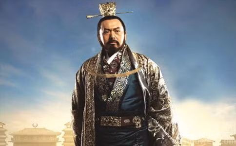 Hạ Thị là vợ thứ ba của Tào Tháo, người vợ đầu tiên của Tào Tháo là Đinh Thị nhưng vì không sinh nở được nên đã nhận nuôi và chăm sóc cho Tào Ngang – con trai của Lưu Thị đã mất sớm. Nhưng đáng tiếc, Tào Ngang tử vong khi xuất chinh đánh trận. Đinh Thị vô cùng đau lòng, cả ngày chìm trong nước mắt, không ai khuyên nhủ được. Tào Tháo nhất thời tức giận, đưa Đinh Thị trở về nhà mẹ đẻ. Không lâu sau, Tào Tháo lập Hạ Thị thành chính thất. Sau đó, Hạ Thị tìm cơ hội khuyên nhủ Tào Thào đón Đinh Thị về, ông ta cảm thấy cũng có lỗi với Đinh Thị nên bèn đi đón bà nhưng Đinh Thị nhất định không nghe lời. Năm công nguyên 216, Tào Tháo xưng là Ngụy Vương, lập Hạ Thị làm Hoàng hậu. Hình tượng Tào Tháo được xây dựng trên phim ảnh, nguồn: image.baidu.com. 