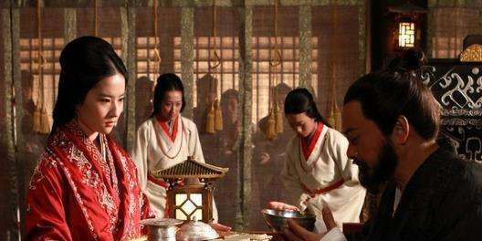 Vài năm sau, Đinh phu nhân lặng lẽ qua đời tại nhà mẹ đẻ. Tào Tháo rất đau khổ vì cái chết của Đinh Thị và cảm thấy ái ngại vì trước đây không có cơ hội bù đắp cho bà, Hạ phu nhân biết được tâm ý của chồng nên đã chủ động xin đứng ra lo liệu việc tang sự cho Đinh phu nhân. Ảnh: Tạo hình Tào Tháo và Hạ phu nhân trên phim ảnh, nguồn: baidu.com. 