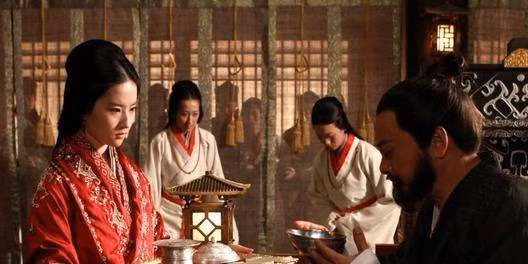 Vài năm sau, Đinh phu nhân lặng lẽ qua đời tại nhà mẹ đẻ. Tào Tháo rất đau khổ vì cái chết của Đinh Thị và cảm thấy ái ngại vì trước đây không có cơ hội bù đắp cho bà, Hạ phu nhân biết được tâm ý của chồng nên đã chủ động xin đứng ra lo liệu việc tang sự cho Đinh phu nhân. Ảnh: Tạo hình Tào Tháo và Hạ phu nhân trên phim ảnh, nguồn: baidu.com. 