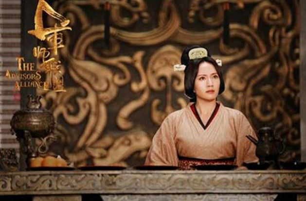 Tào Tháo có rất có nhiều con và rất nhiều trong đó mất mẹ khi còn nhỏ. Vì Hạ Thị hiền lương, tốt bụng nên ông ta đều gửi gắm những đứa con đó cho bà chăm sóc, dạy dỗ. Hạ phu nhân cũng không nề hà, hết lòng hết sức dạy dỗ con cái khiến Tào Tháo vô cùng yên tâm. Tạo hình Hạ phu nhân trên phim, nguồn: image.baidu.com.