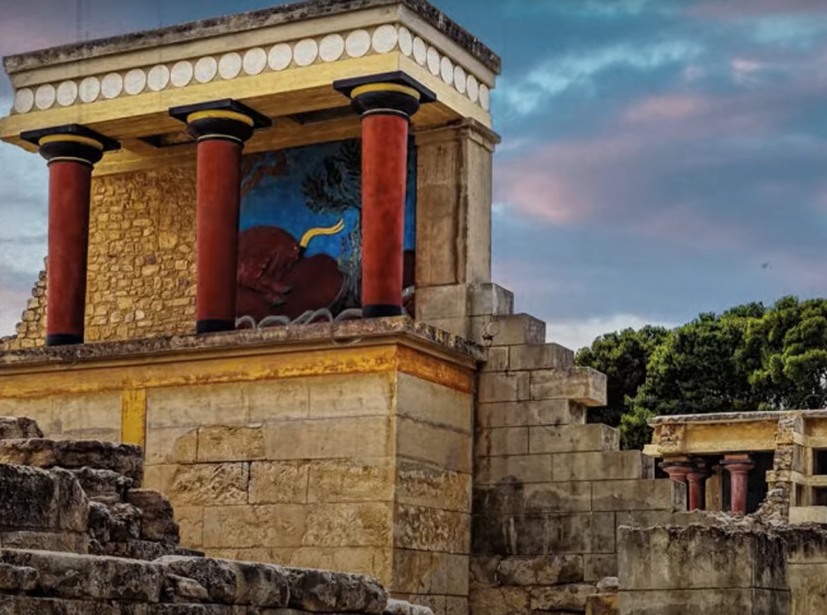 Đĩa Phaistos, một hiện vật bí ẩn từ Crete Minoan, tiếp tục làm các nhà nghiên cứu bối rối và khơi dậy sự tò mò. Được Luigi Pernier phát hiện vào năm 1908 tại Cung điện Phaistos Minoan, đĩa đất sét này có đường kính khoảng 16cm, có 242 ký hiệu được sắp xếp theo hình xoắn ốc ở cả hai mặt. Ảnh: @Hogi Media.