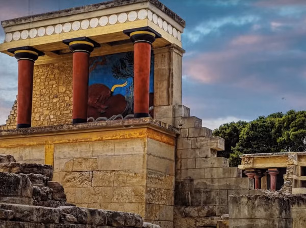 Đĩa Phaistos, một hiện vật bí ẩn từ Crete Minoan, tiếp tục làm các nhà nghiên cứu bối rối và khơi dậy sự tò mò. Được Luigi Pernier phát hiện vào năm 1908 tại Cung điện Phaistos Minoan, đĩa đất sét này có đường kính khoảng 16cm, có 242 ký hiệu được sắp xếp theo hình xoắn ốc ở cả hai mặt. Ảnh: @Hogi Media.