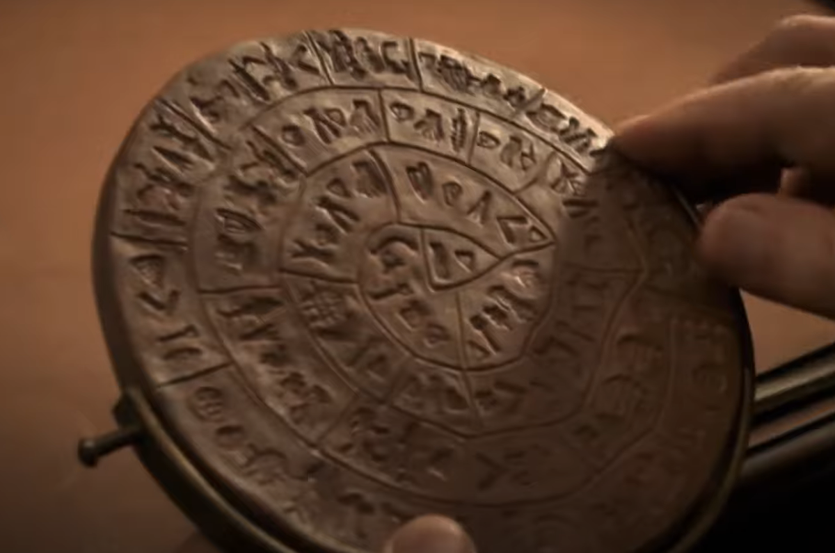 Nguồn gốc, mục đích và ý nghĩa của nó vẫn là chủ đề trong các cuộc tranh luận học thuật gay gắt. Các ký hiệu độc đáo trên Đĩa Phaistos cũng đặt ra một thách thức đáng kể trong việc giải mã ý nghĩa của chúng. Ảnh: @Hogi Media.