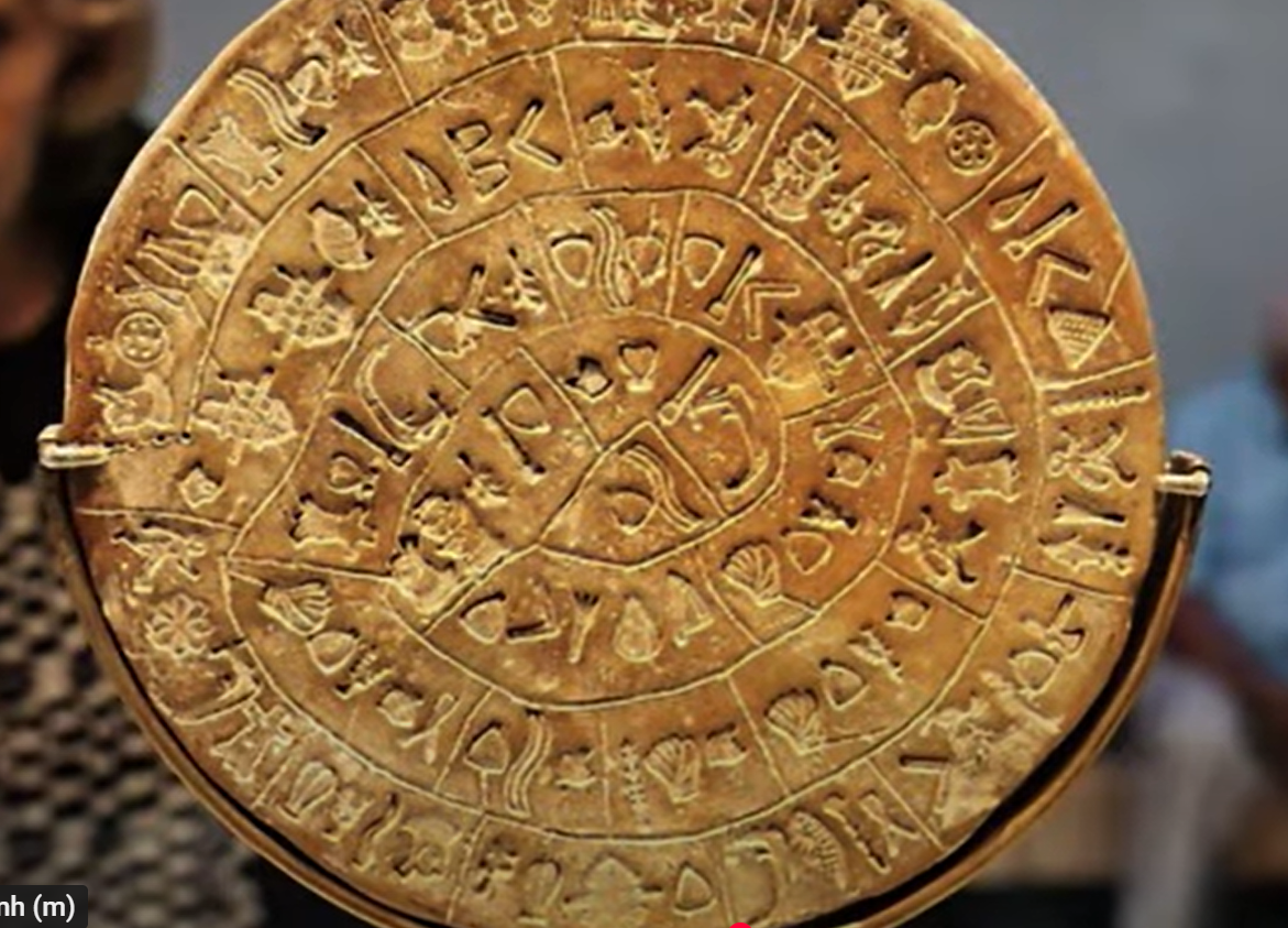 Các ký hiệu trên đĩa thể hiện một hệ thống phức tạp và hấp dẫn, nhưng mục đích thực sự và cách diễn đạt ngôn ngữ của chúng vẫn còn khó lý giải. Một số học giả cho rằng, các ký hiệu có thể liên quan đến ngôn ngữ Minoan cổ đại, Linear A. Ảnh: @Hogi Media.