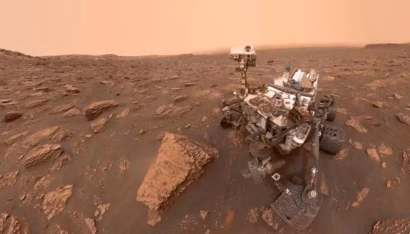 1. Mới đây, tàu thám hiểm Curiosity của Cơ quan Hàng không Vũ trụ Mỹ (NASA) xác định vị trí chính xác trên Sao Hỏa của một nguồn khí methane bí ẩn - loại khí thường tạo ra bởi các vi sinh vật. Kể từ năm 2012, tàu thám hiểm Curiosity đã 6 lần phát hiện sự xuất hiện của loại khí này, nhưng không thể tìm ra được nguồn gốc của chúng. Ảnh: NASA.