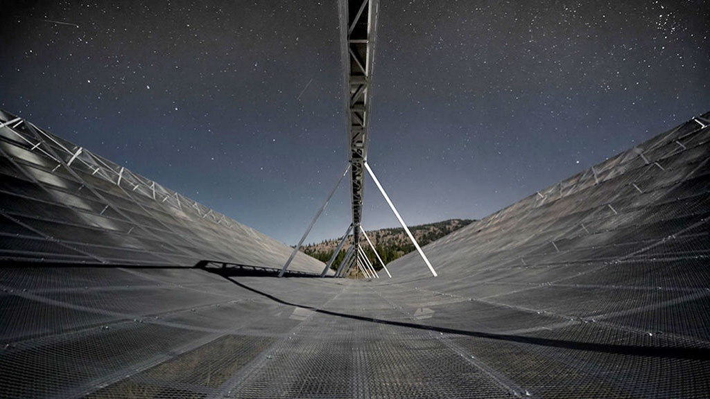 2. Trước đó, đầu tháng 2/2020, nhà vật lý thiên văn Dongzi Li tại Đại học Toronto (Canada) cùng các đồng nghiệp phát hiện tín hiệu chớp sóng vô tuyến nhanh (FRB) khi xem xét dữ liệu từ kính viễn vọng vô tuyến CHIME, từ thiên hà cách trái đất 500 triệu năm ánh sáng và được lặp đi lặp lại theo một chu kỳ rất ổn định, dẫn đến nghi vấn người ngoài hành tinh đang tìm cách liên lạc với Trái đất. Ảnh: Science News.