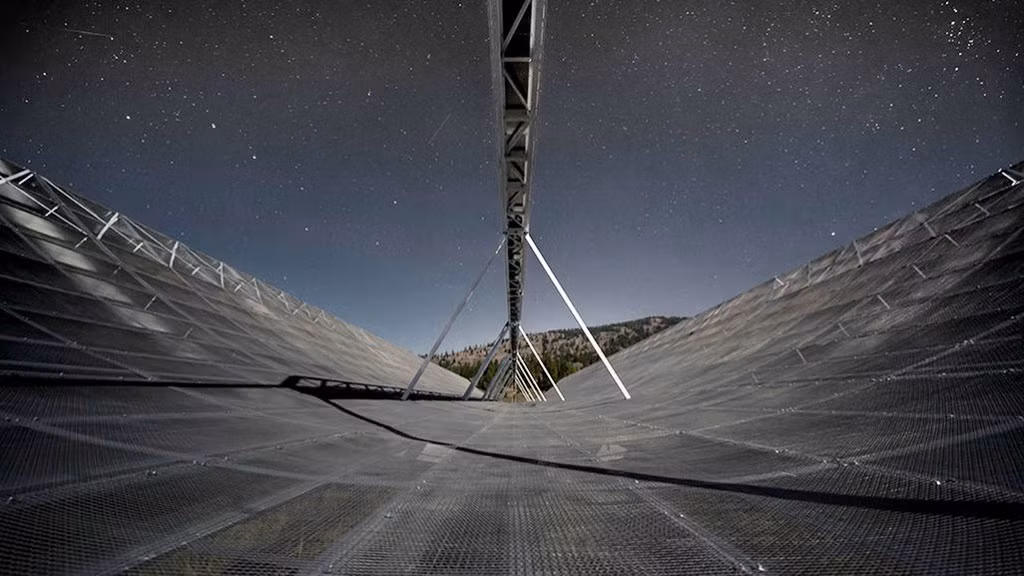 2. Trước đó, đầu tháng 2/2020, nhà vật lý thiên văn Dongzi Li tại Đại học Toronto (Canada) cùng các đồng nghiệp phát hiện tín hiệu chớp sóng vô tuyến nhanh (FRB) khi xem xét dữ liệu từ kính viễn vọng vô tuyến CHIME, từ thiên hà cách trái đất 500 triệu năm ánh sáng và được lặp đi lặp lại theo một chu kỳ rất ổn định, dẫn đến nghi vấn người ngoài hành tinh đang tìm cách liên lạc với Trái đất. Ảnh: Science News.