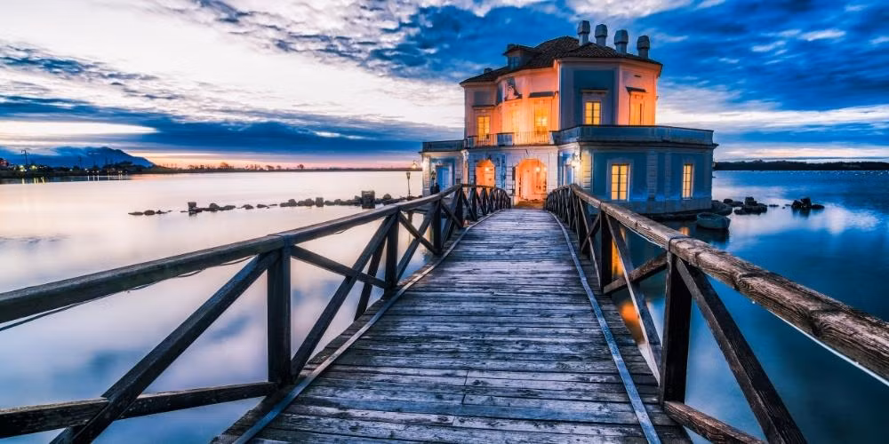 Và hiện tượng bradyseism đã ảnh hưởng đến khu vực này trong nhiều thế kỷ, với mực nước ngầm dâng lên và hạ xuống theo chu kỳ, chủ yếu là do các chuyển động magma dưới bề mặt. Ảnh: @Al Chiar Di Luna.