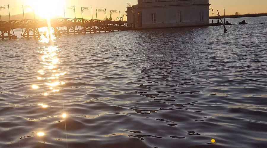 Theo một nghiên cứu của Viện Địa vật lý và Núi lửa Quốc gia Ý, kể từ năm 2005, đất ở khu vực này đã dâng lên khoảng 138 cm, bao gồm cả mức tăng 20 cm được ghi nhận rõ vào năm 2024. Ảnh: @Tripadvisor. 