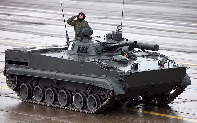 Lớp giáp trước của Bradley có thể chịu được đạn xuyên giáp 30mm 3UBR8, trong khi chiếc BMP-3 thì không thể. Lớp bảo vệ bên hông của Bradley được tăng cường bằng các tấm giáp phản ứng chuyên dụng BRAT, giúp chống lại được các loại lựu đạn tích tụ như PG-9VS hay PG-7VL mạnh hơn, còn chiếc chiếc BMP-3 không có được khả năng này. Ảnh: @Weaponsystems.net.