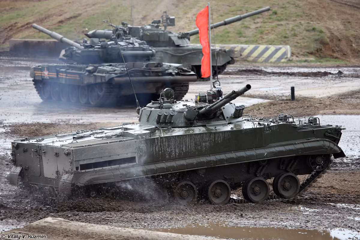 Nghiên cứu của Nga không hề nói bóng gió về những khác biệt này. Theo tóm tắt của Tarasenko, lớp giáp của Bradley tỏ ra vượt trội hơn trong nhiều thử nghiệm. Thân xe hai lớp nhôm phủ thép kết hợp với thảm chống mìn polymer và ghế ngồi hấp thụ sốc, mang lại cho nó lợi thế rõ ràng về khả năng chống mìn.Ảnh: @Geopolitiki.