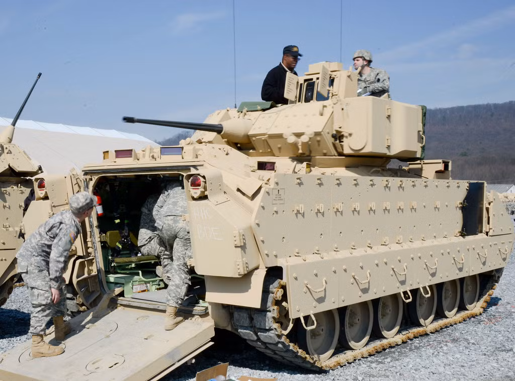 Nghiên cứu này được chia sẻ công khai bởi chuyên gia xe bọc thép Andriy Tarasenko qua kênh Telegram của ông Ông tiết lộ một kết luận rõ ràng: xe chiến đấu bộ binh M2A2 do Mỹ sản xuất vượt trội hơn đáng kể so với dòng BMP-3 của Nga ở các khía cạnh quan trọng như khả năng bảo vệ, hỏa lực,...Ảnh: @Flickr.