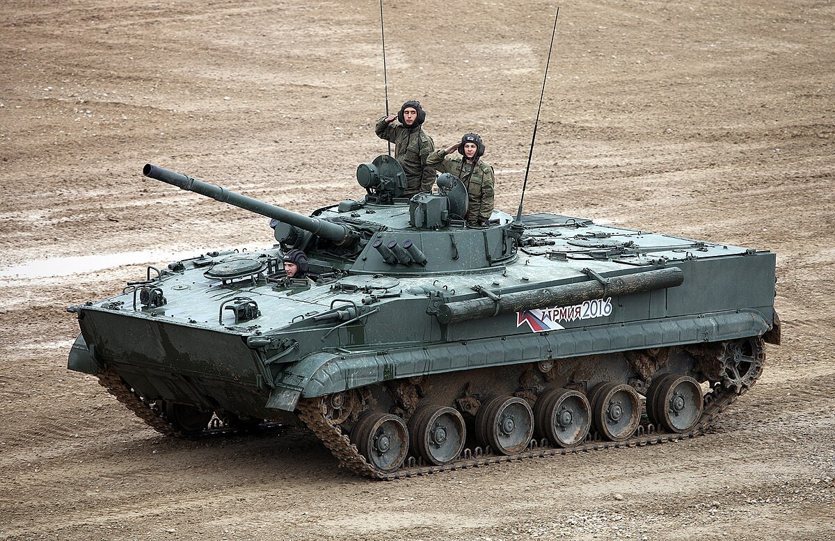 Ngược lại, BMP-3 được Nga đưa vào sử dụng vào cuối những năm 1980. Xe được phát triển bởi nhà máy Kurganmashzavod, nặng khoảng 18,7 tấn, được trang bị động cơ UTD-29 công suất 500 mã lực, giúp xe đạt tốc độ lên đến 69 km/h trên cạn, khả năng bơi qua các chướng ngại vật dưới nước với tốc độ 9,6 km/h—một khả năng mà Bradley không có. Ảnh: @Wikipedia.