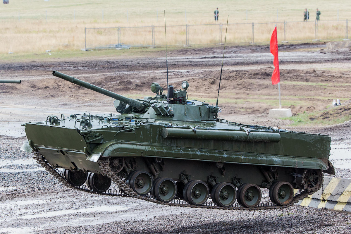Vũ khí của BMP-3 rất đáng gờm trên lý thuyết: một khẩu súng trường 100mm 2A70 có thể bắn cả đạn pháo và tên lửa dẫn đường, kết hợp với một khẩu súng pháo tự động 30mm 2A72 và một súng máy 7,62mm PKT. Ảnh: @Reddit.