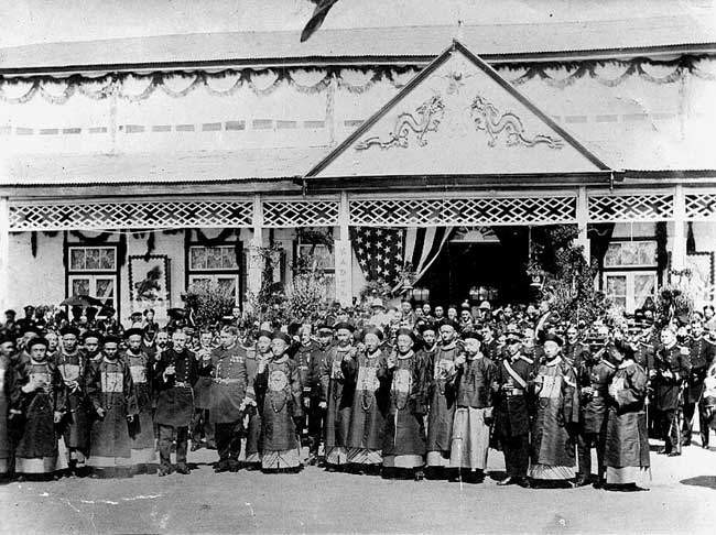 Ngoài ra, nhà Thanh còn cử một loạt các “đại quan ngoại giao cao cấp nhất” chào đón phái đoàn Hải quân Mỹ do Đô đốc Seaton Schroede – Tư lệnh Hạm đội Đại Tây Dương dẫn đầu. Ảnh: Các đại quan nhà Thanh chụp ảnh lưu niệm cùng các sĩ quan “Đại Bạch Hạm đội”. Nguồn ảnh: Sina