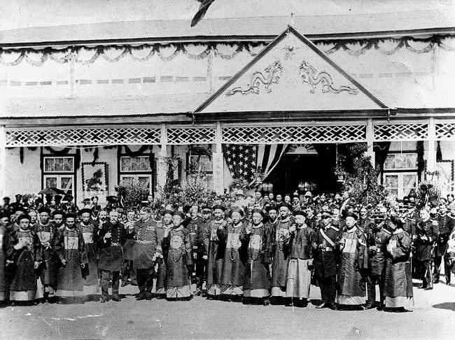 Ngoài ra, nhà Thanh còn cử một loạt các “đại quan ngoại giao cao cấp nhất” chào đón phái đoàn Hải quân Mỹ do Đô đốc Seaton Schroede – Tư lệnh Hạm đội Đại Tây Dương dẫn đầu. Ảnh: Các đại quan nhà Thanh chụp ảnh lưu niệm cùng các sĩ quan “Đại Bạch Hạm đội”. Nguồn ảnh: Sina