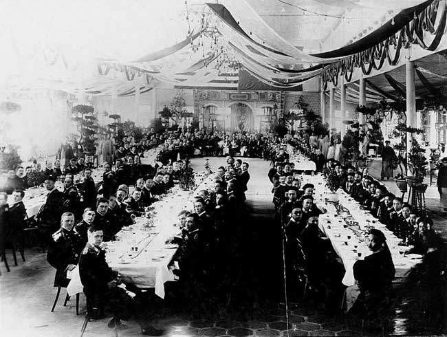 Theo Sina, ngày 3/11/1908, để chào đón các sĩ quan chỉ huy "Đại Bạch Hạm đội", nhà Thanh đã mở đại yến tiếc thiết đãi “vị khách phương xa”. Đích thân Đô đốc Tát Trấn Bang - "tư lệnh" tam hạm đội của Tân Thức Hải quân Đại Thanh (Hạm đội Bắc Dương, Nam Dương và Quảng Đông) chủ trì. Trong ảnh, có thể thấy bữa tiệc quy mô rất lớn, xa hoa lộng lẫy được Hải quân Đại Thanh tổ chức. Nguồn ảnh: Sina